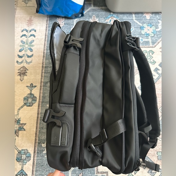 Expandable compression backpack - Picture 6 of 9